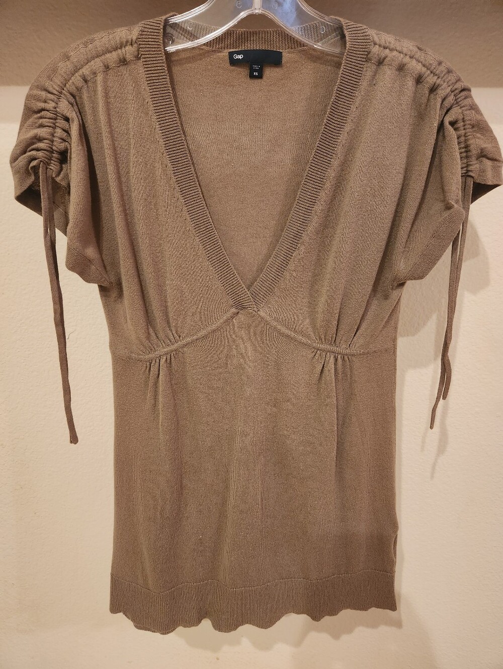 GAP Women's Taupe V-Neck Short Sleeve Knit Tunic with Ruched Tie Sleeves